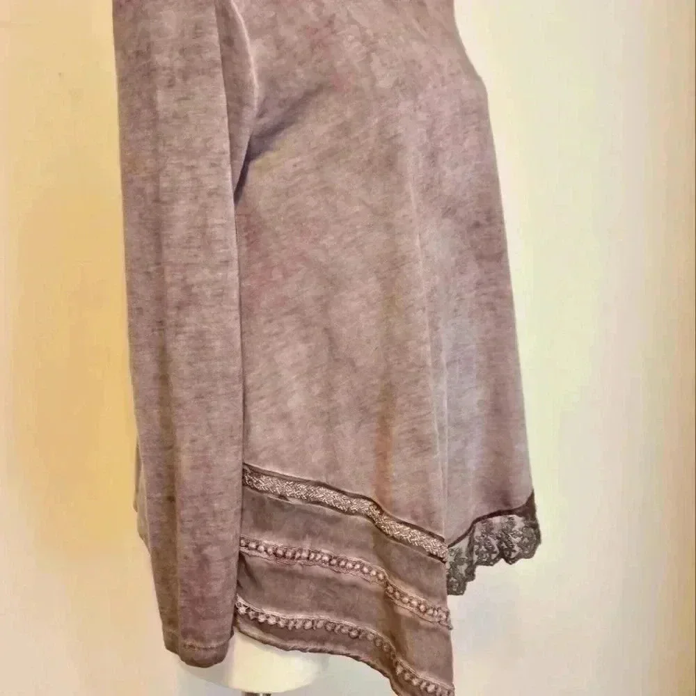 DANTELLE Long Sleeve Top Awesome Details Size Medium EUC